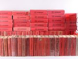 plusieurs livres empilés sur une table