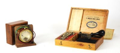 une petite boîte en bois avec une horloge à l'intérieur