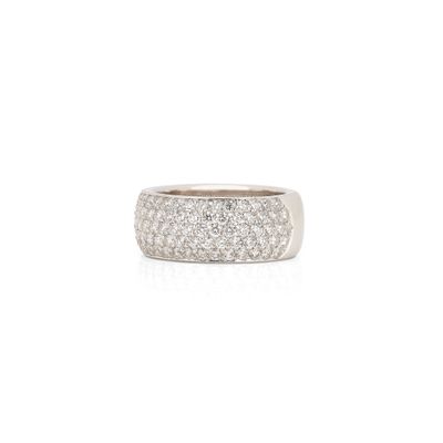 gros plan d'une bague en diamant sur fond blanc