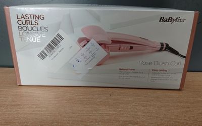 emballage d'un sèche-cheveux Babyliss posé sur une table en bois