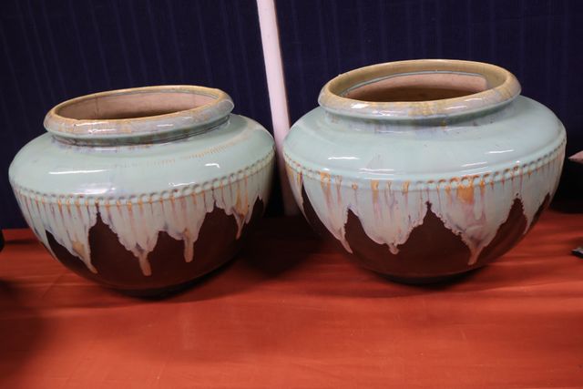 Paire de cache-pots en céramique brune et verte, fin 19ème. Un ac...