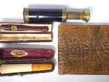un portefeuille, un stylo et d'autres objets posés sur une table