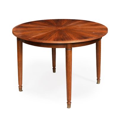 une table à manger ronde avec un plateau en bois et quatre pieds