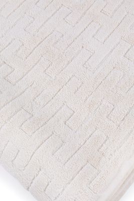 la serviette blanche est pliée sur une surface blanche