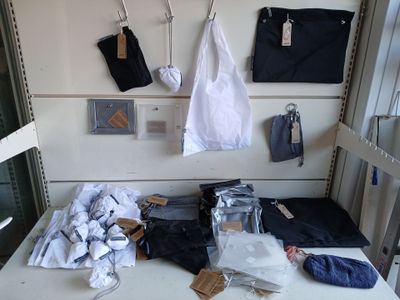 une table blanche sur laquelle sont posés un tas de vêtements