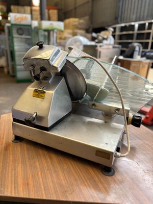 une machine posée sur une table dans un entrepôt