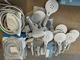 beaucoup d'objets posés sur le sol