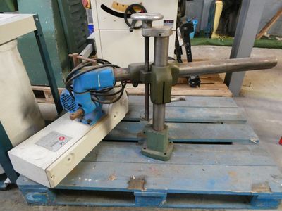 a machine that is sitting on top of a pallet