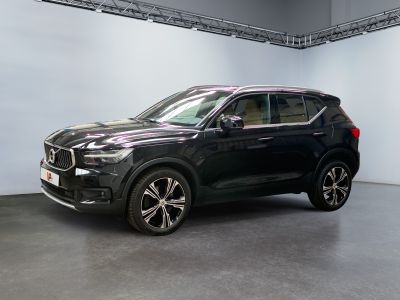 Le SUV Volvo est garé dans une grande pièce aux murs blancs.