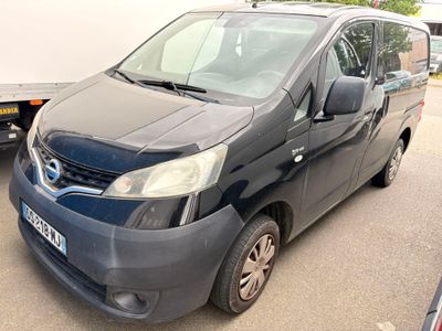 une photo d'une camionnette noire garée sur un parking