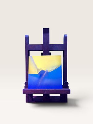 un chevalet en bois violet sur lequel est posé un tableau, sur fond blanc