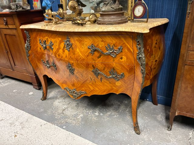 Commode galbée trois faces en bois de placage marqueté de branche