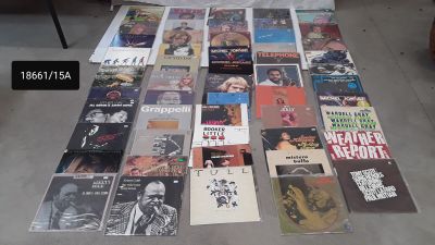 beaucoup de disques éparpillés sur le sol du salon