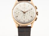 gros plan d'une montre-bracelet avec un bracelet en cuir marron