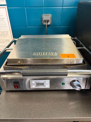 une photo d'un grill professionnel dans une cuisine