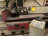 une machine qui se trouve à côté d'une autre machine