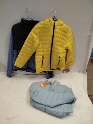 deux vestes et un pantalon posés sur un lit