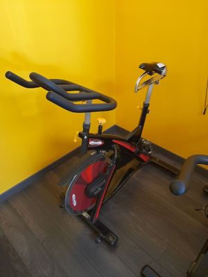 une photo d'un vélo d'appartement dans une pièce jaune