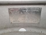 une plaque métallique sur le côté des toilettes
