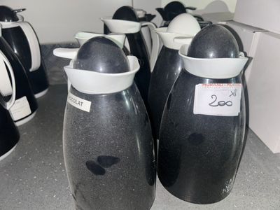 Plusieurs manchots noirs et blancs sont alignés en rang