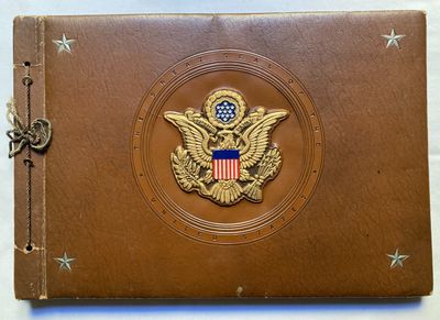 un livre en cuir marron orné d'un aigle