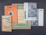 plusieurs livres sont empilés sur une table