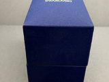 un gros plan sur une boîte bleue arborant un logo blanc