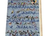 une photo d'un tapis bleu orné d'oiseaux
