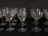 douze verres à vin alignés sur un fond noir