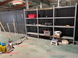 une pièce dans laquelle se trouvent tout un tas d'objets