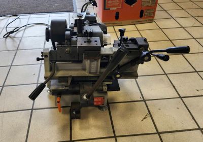 une machine posée sur le sol d'une pièce