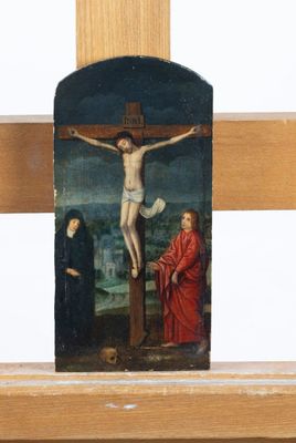 une croix en bois sur laquelle est représenté Jésus