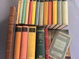 plusieurs livres sont empilés sur une table