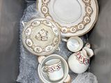 une boîte contenant divers objets en porcelaine