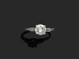 une bague à une pierre en diamant,