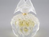 une image représentant un vase en verre contenant une fleur