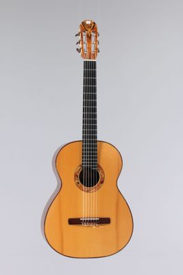 une image représentant une petite guitare acoustique sur fond blanc