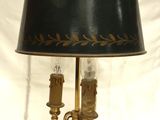 une lampe posée sur une table et munie d'un abat-jour
