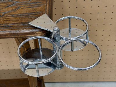 Paire de supports à verres d'angle de table en métal chromé.