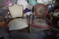 2 fauteuils de style Louis XV, dont 1 polychrome