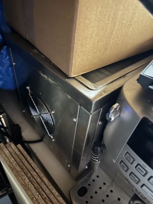 une boîte posée sur un grille-pain, sur un plan de travail