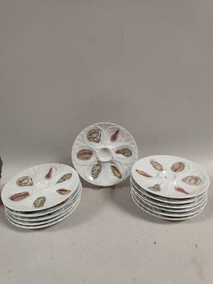 Plusieurs assiettes et bols sont disposés sur une surface blanche