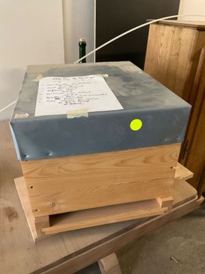 une boîte sur laquelle est posé un bout de papier