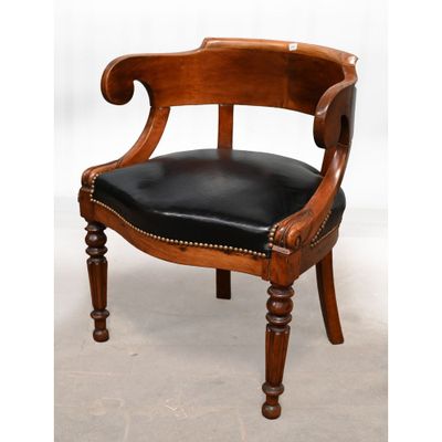 une chaise en bois dont l'assise est recouverte de cuir noir