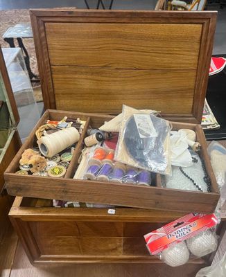 un coffre en bois contenant beaucoup d'objets
