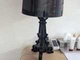 une lampe posée sur une table en bois