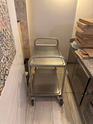 un chariot posé au milieu d'une cuisine
