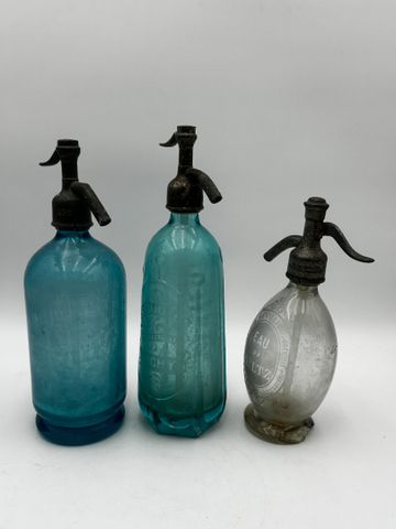 Suite de trois siphons en verre bleuté et un verre blanc (cassé),...