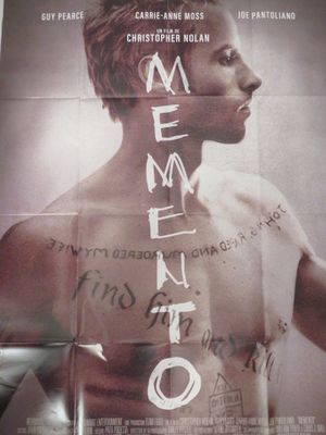 une image représentant l'affiche d'un film sur laquelle figure un homme avec des tatouages sur la poitrine