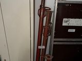 un grand tuyau rouge qui dépasse du mur à côté d'une porte
